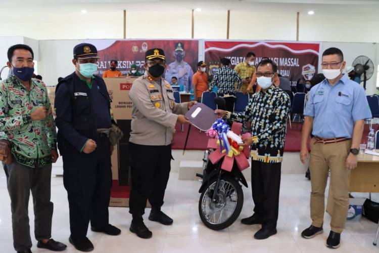 Kapolres Siak Serahkan 1 Unit Sepeda Motor Hadiah Utama Undian Pekan Vaksinasi Gelombang Pertama