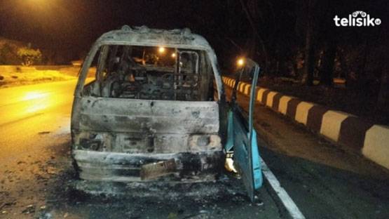 Bentrok Kendari, Mobil Angkot dan 5 Motor Hangus Dibakar