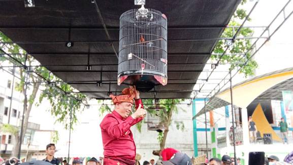 Bupati HM Adil Resmikan Lomba Kicau Mania di Taman Cikpuan