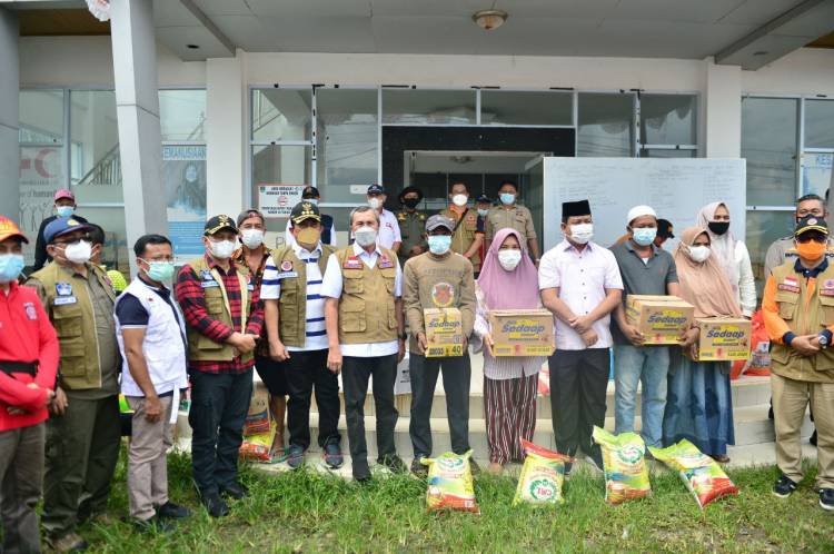 Tinjau Banjir Rohul, Gubernur Riau Salurkan 12 Ton Beras