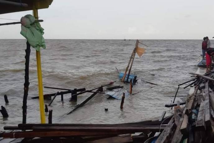 Rumah Suku Laut Rusak Berat Disapu Ombak Setinggi 3-4 Meter