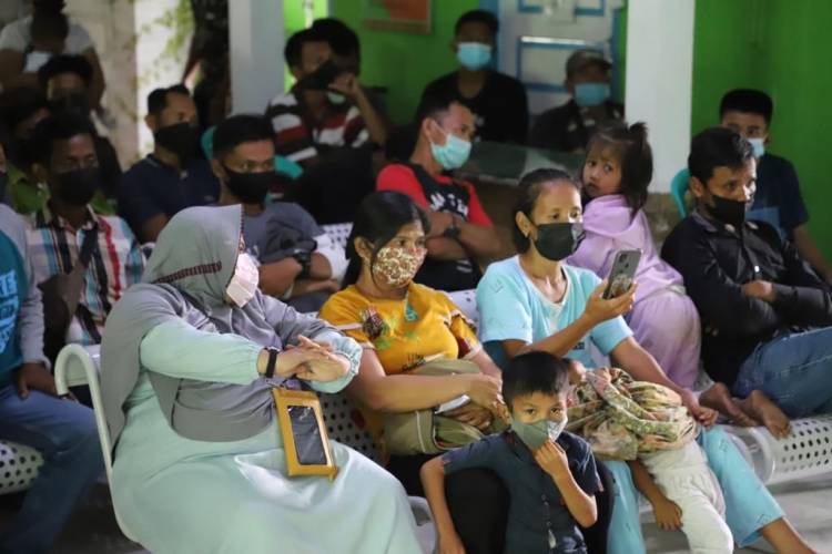 Kapolda Riau Drop Tenaga Vaksinator RS Bhayangkara dan 500 Dosis Vaksin Gunakan Heli di Bunut Pelalawan