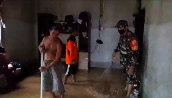 Banjir di Kecamatan Rambah Pasir Pengaraian Sudah Surut, Warga Bersihkan Sisa Lumpur