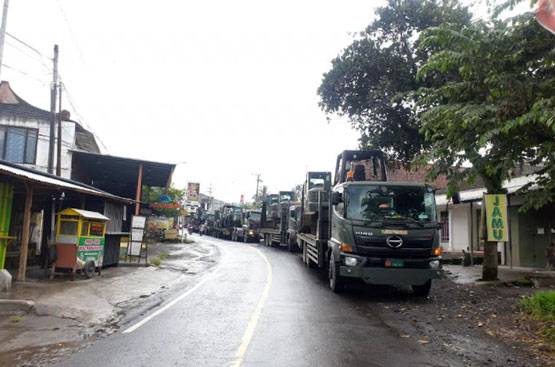 Panglima TNI Tambah Alat Berat Untuk Perkuat BNPB Dalam Penanganan Erupsi Semeru