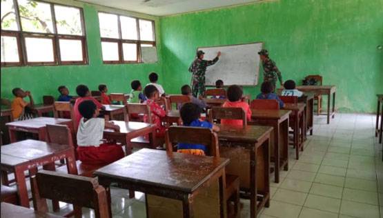 Cerdaskan Anak Bangsa Prajurit Satgas Yonif 126/KC Mengajar Siswa-Siswi di Perbatasan