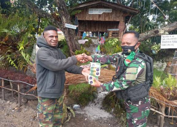Jadikan Pondok Natal Terlihat Indah, Satgas Pamrahwan Yonif RK 751/VJS Beri Bantuan Lampu Natal