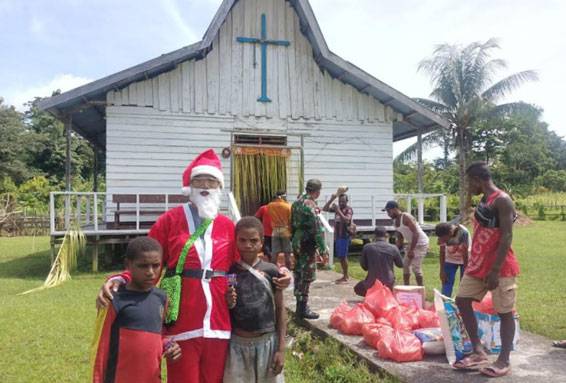 Cinta Kasih Dalam Damai, Satgas Pamtas 126/KC Berbagi Berkat Natal Kepada Masyarakat di  Perbatasan RI-PNG