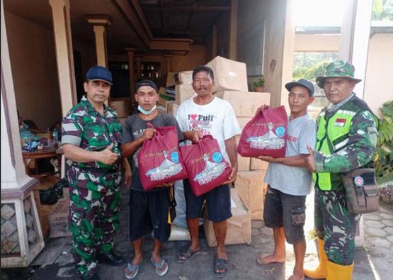 15 Tahun Pengabdian, Alumni AAU 2006 Serahkan Bantuan 5 Ton Sembako Kepada Korban Erupsi Semeru
