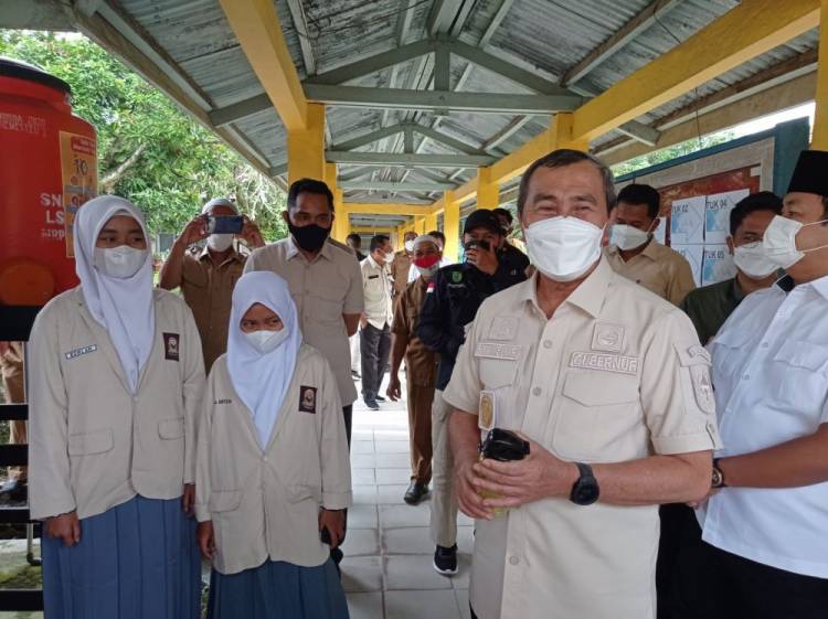 Kunjungan ke SMKN 1 Rengat, Gubernur Riau Serahkan Bantuan 40 Unit Laptop