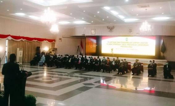 Gubri Lantik 32 Pejabat Eselon II Pemprov Riau, Murod Tak Tergantikan