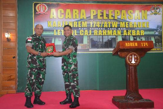 Pelepasan Kaajenrem 174/ATW, Danrem 174 Merauke Serahkan Plakat Penghargaan