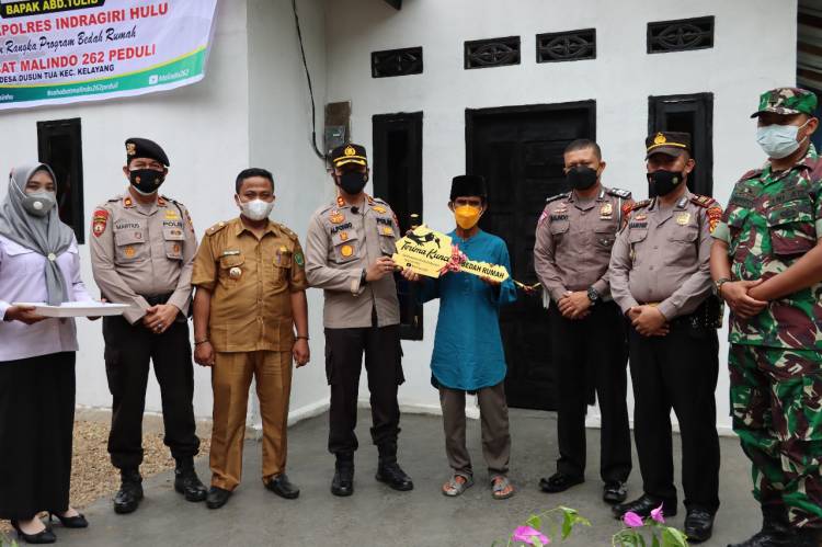 Proses Bedah Rumah Selesai, Kapolres Inhu Serahkan Langsung Kunci ke Abdul Tholib