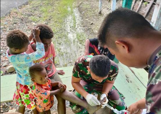 Peduli Kasih, Satgas Pamtas TNI Yonif 126/KC Pos Waris Obati Warga Kampung Banda Perbatasan RI-PNG