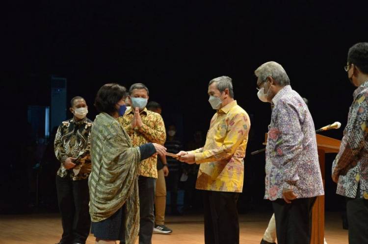 Peduli Dengan Tradisi Lisan, Gubernur Riau Syamsuar Terima Pin Emas dari ATL