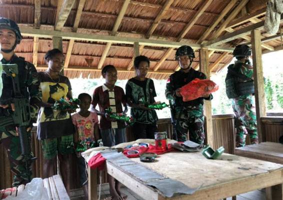 Di Penghujung Tahun Satgas Yonif 126/KC Kembali Berbagi Kasih Kepada Warga Perbatasan