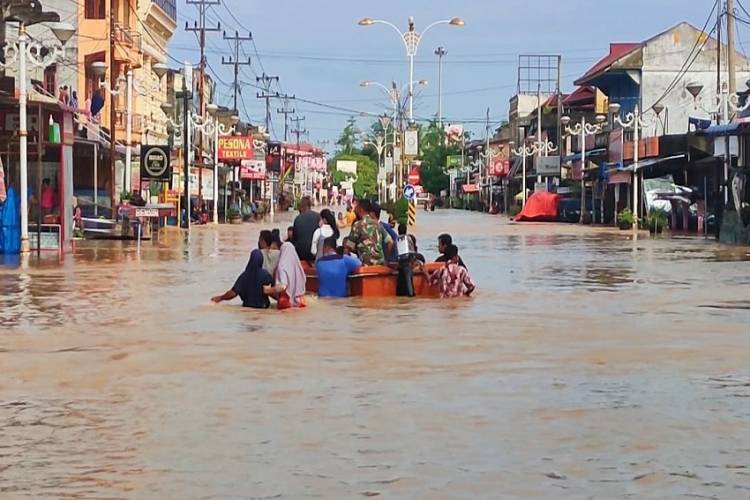 "Waspada Banjir" BPBD Rohul Himbau Warga Tidak Main di Sungai