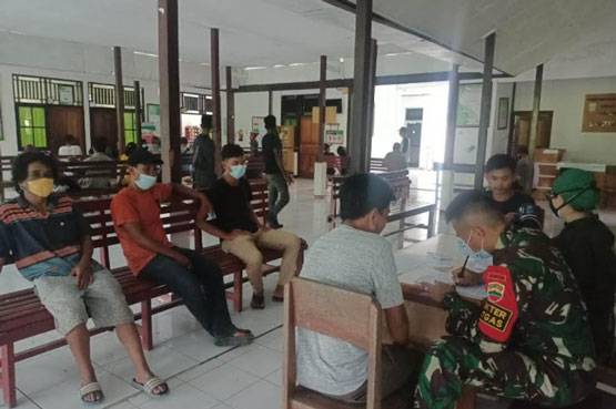 Bersama Nakes, Prajurit Satgas Yonif 126/KC Bantu Vaksinasi Massal Di Perbatasan