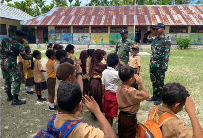 Satgas Pamtas RI-PNG Yonif 132/Bima Sakti Mengajar di Sekolah Perbatasan