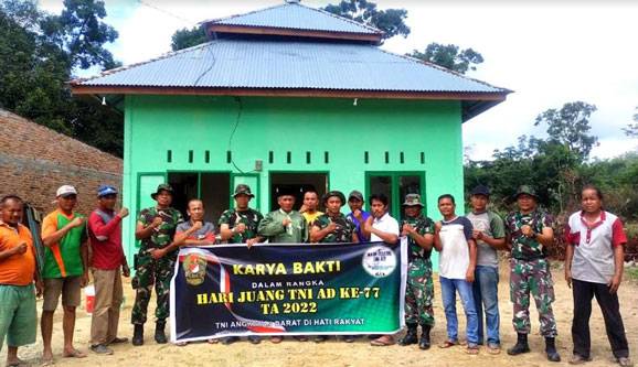 Semarakkan Hari Juang Kartika, TNI Cat 6 Bangunan Mushola di Rokan Hulu