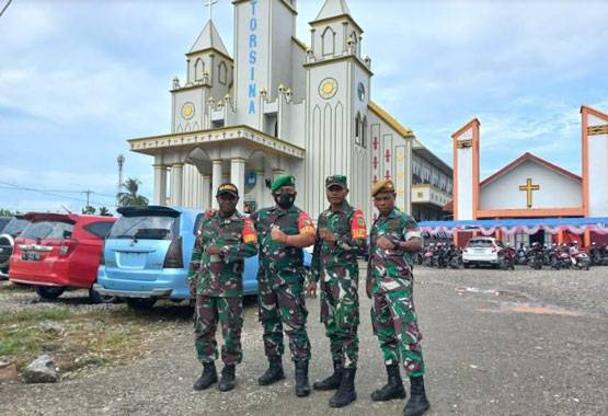Ciptakan Rasa Aman, Personel Koramil 1710-02/Timika Laksanakan Pengamanan Ibadah Natal