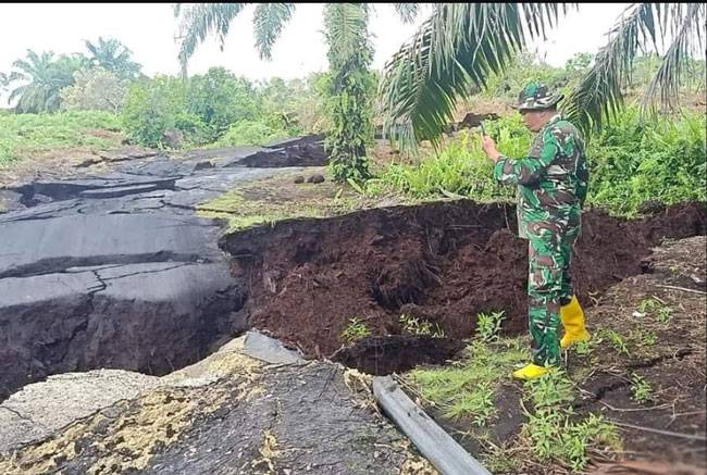 Jalan Amblas Akibat Abrasi di Pinggir Laut Bengkalis
