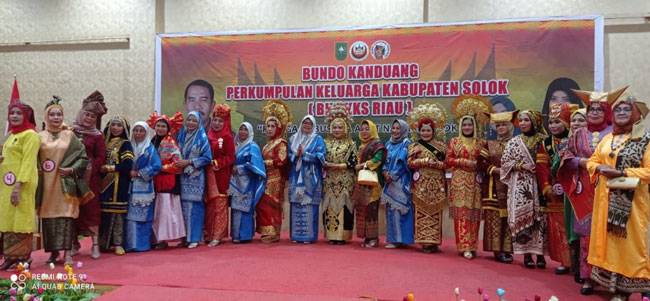 Bersempena Hari Ibu, Bundo Kanduang PKKS Riau Gelar Peragaan Busana Adat Solok