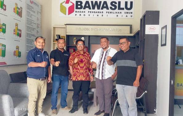 Sambangi Kantor Bawaslu Riau, Pengda JMSI Riau Disambut Ketua Alnofrizal