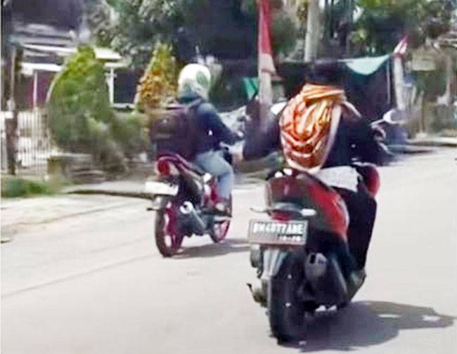 Emak-Emak Pemotor di Pekanbaru Todong Warga Pakai Pisau