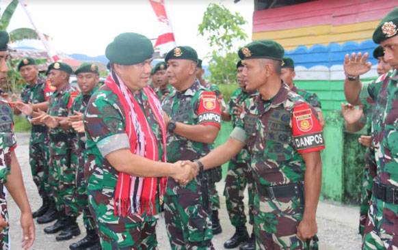Satgas Yonarmed 1 Kostrad Terima Kunjungan Pangdivif 2 Kostrad di Provinsi Maluku