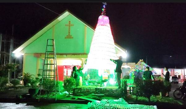 Pohon Natal dari Ribuan Botol Bekas Air Mineral Hiasi Gereja HKBP di Rohul
