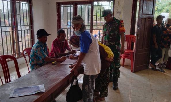 Pastikan Aman dan Lancar, Babinsa Dampingi Pembagian BLT ke 152 Penerima di Desa Bangko Bakti