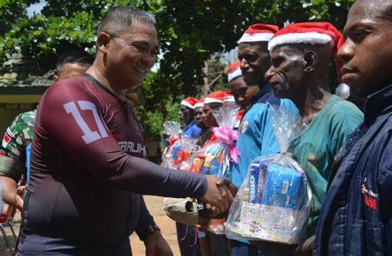 Sambut Natal 2022, Danrem 174/ATW Merauke Gowes Damai Kasih Sambil Bagikan Bingkisan Kepada Warga Perbatasan RI-PNG