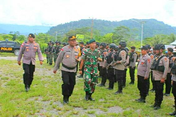 Sinergitas TNI-Polri, Satgas Yonif Raider 142/KJ Hadiri Apel Gabungan di Polres Yalimo