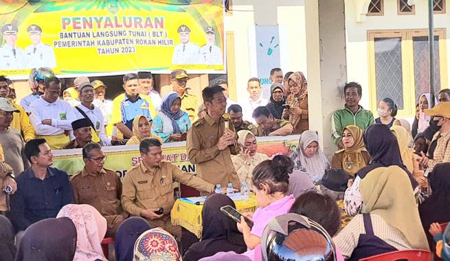 Dibayarkan Enam Bulan Sekaligus, Bupati Rohil Salurkan BLT Secara Simbolis