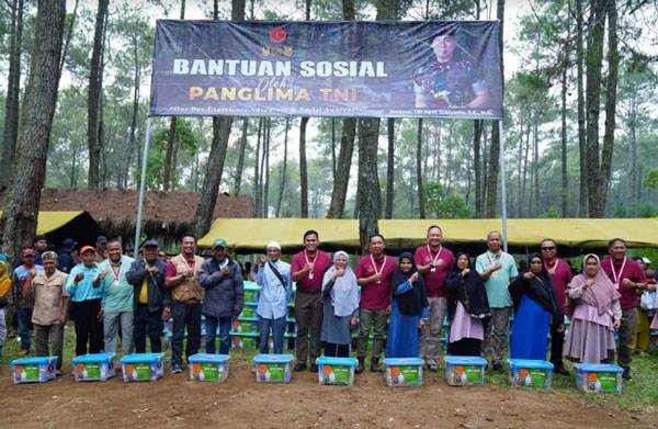 Panglima TNI Peduli Sosial, Bagikan 2.000 Paket Sembako