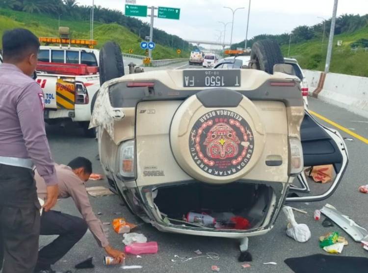 Mini Bus Terguling di Tol Permai, 4 Terluka