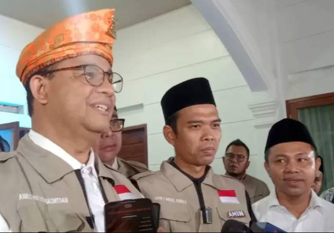 Sambangi Rumah Orang Tua UAS di Kampar, Anies Minta Doa dan Arahan