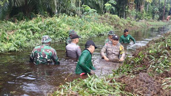 Tanggulangi Banjir, Kodim 0303 Bengkalis dan Polri Gelar Karya Bakti Bersama Pemerintah Daerah