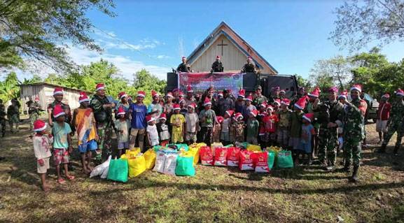 TNI Peduli: Satgas Pamtas Mobile RI&ndash;PNG Yonif 7 Marinir dan Kodim 1715/YHK Salurkan Bansos di Yahukimo Papua