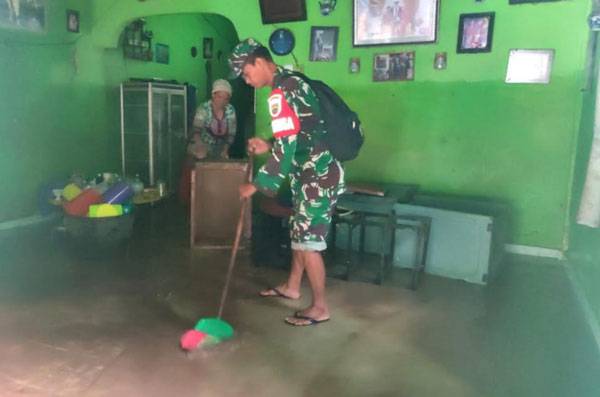 Babinsa TNI AD Hadir Bersihkan Sisa Lumpur Banjir Rohul