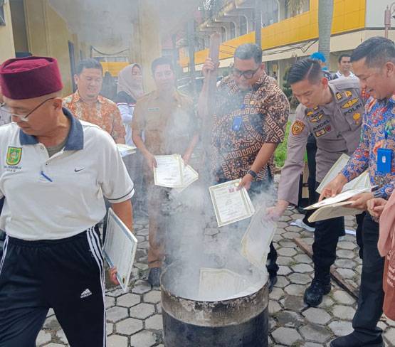 Disdik Riau Musnahkan Belasan Ribu Ijazah SMA/SMK se-Riau
