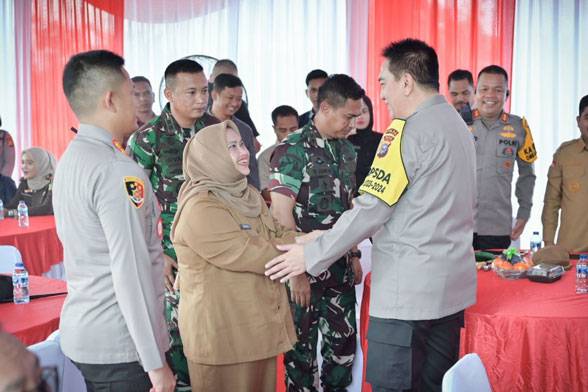 Bupati Kasmarni Hadiri Penganugerahan Penghargaan Kapolda Riau