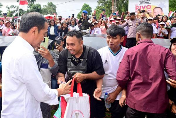 Panglima TNI Mendampingi Presiden RI Resmikan BTS 4G dan Pemberian BLT Di Sulawesi Utara