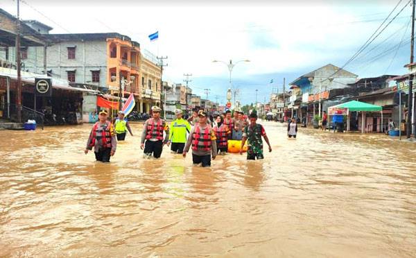 Banjir Terjang Kabupaten Rokan Hulu Riau, Ratusan Rumah dan Jalan Lintas Terendam