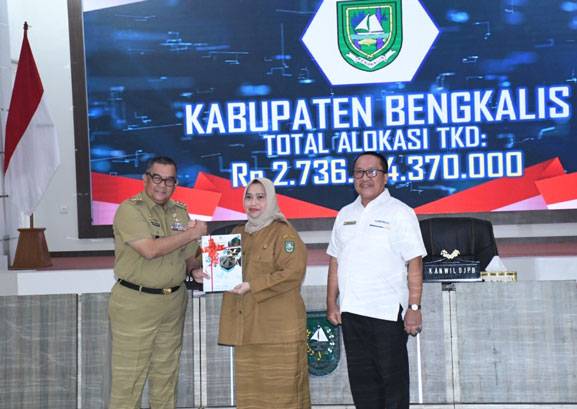 Bupati Kasmarni Terima Buku Daftar Alokasi TKD Tahun 2024 Rp2.73 T Dari Gubernur Riau