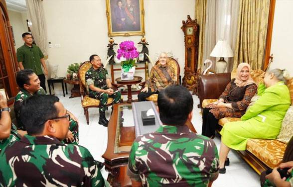 Panglima TNI Kunjungi Sesepuh TNI Jenderal TNI (Purn) Try Sutrisno