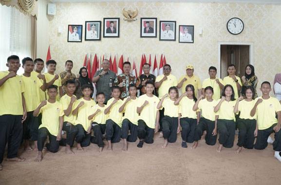 Dilepas Bupati Afrizal Sintong, Atlet Wushu Rohil Siap Berlaga di Selekda Porwil Riau