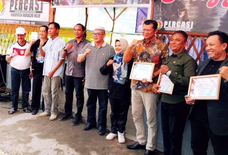 PPWI Inhil Anugerahkan Penghargaan untuk Tiga Tokoh atas Dedikasi dan Kontribusi Luar Biasa