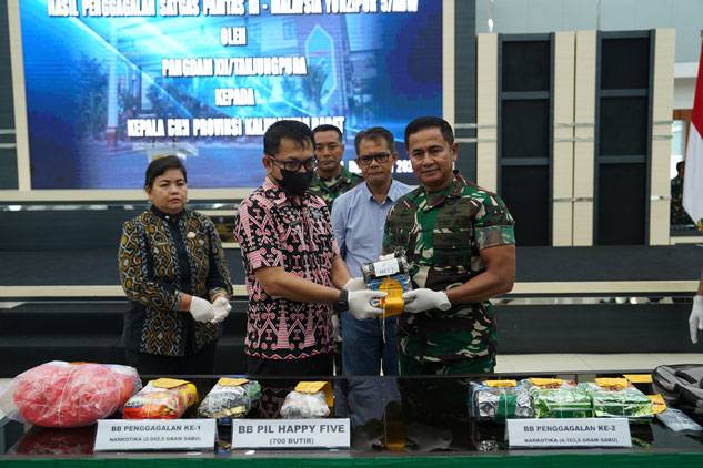 Pangdam XII/Tpr Serahkan 6,2 Kg Sabu dan 700 Butir Happy Five ke BNN Kalbar