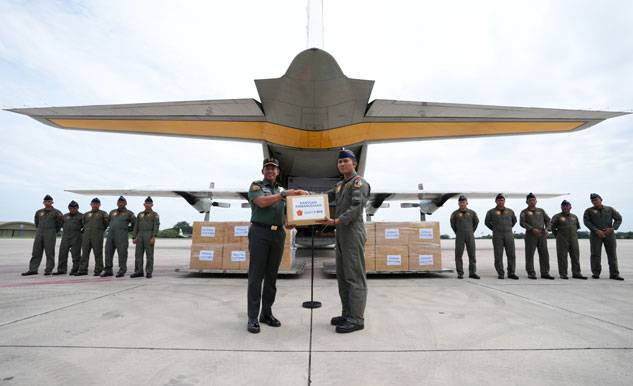 TNI Kerahkan Pesawat TNI AU Kirimkan Bansos untuk Korban Erupsi Gunung Lewotobi Laki-Laki di NTT